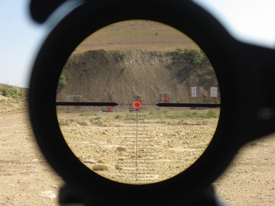 Leupold-Mark-8-1.1-8-CQBS-reticle-picture-at-250-yards-illuminated.jpg