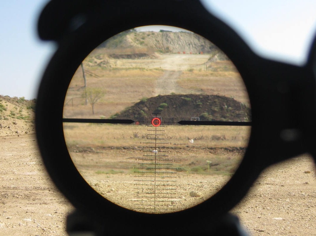 Leupold-Mark-8-1.1-8-CQBS-reticle-picture-at-500-yards-illuminated.jpg